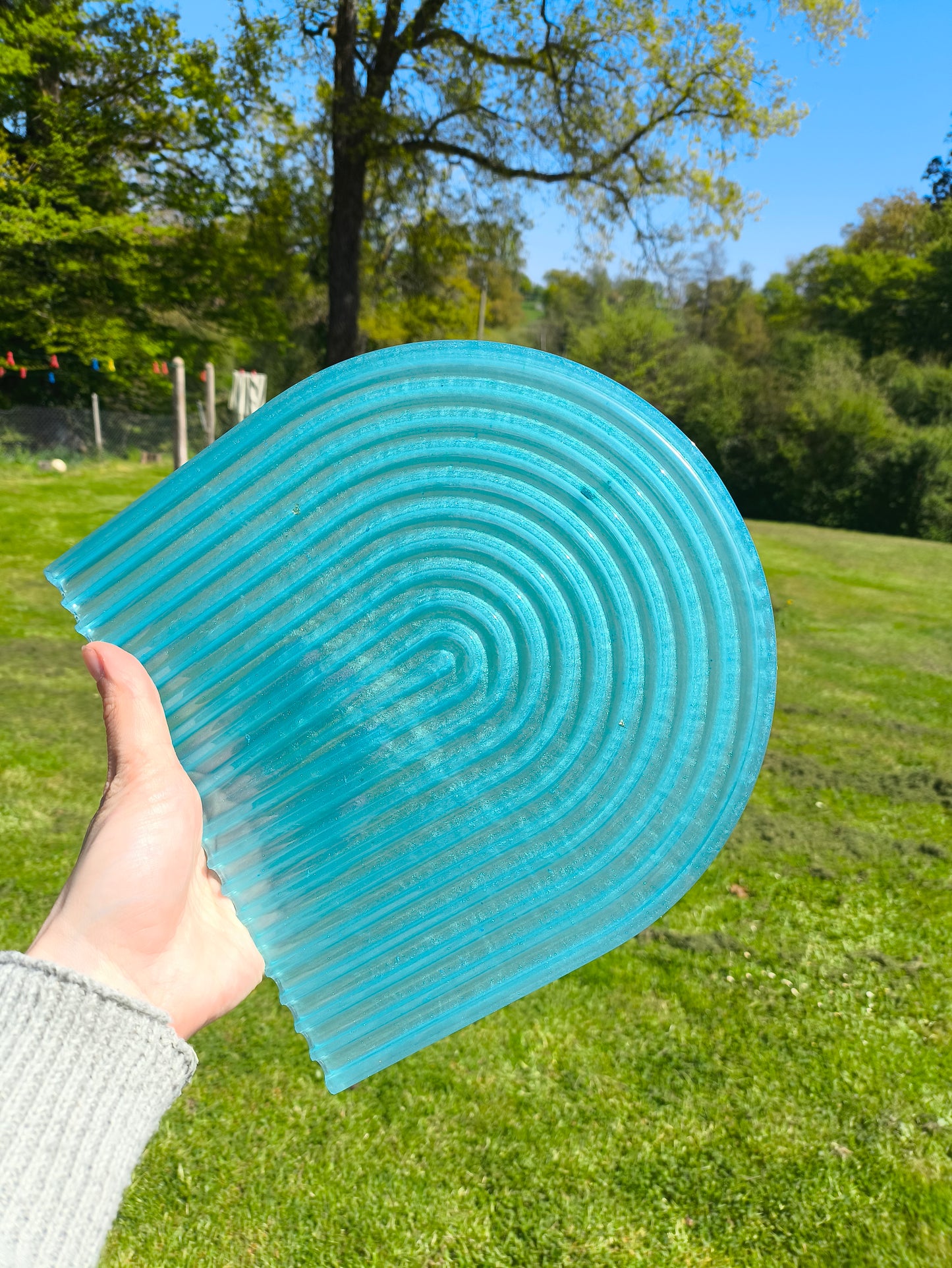 Plateau unique en résine arc en ciel - L'art à part