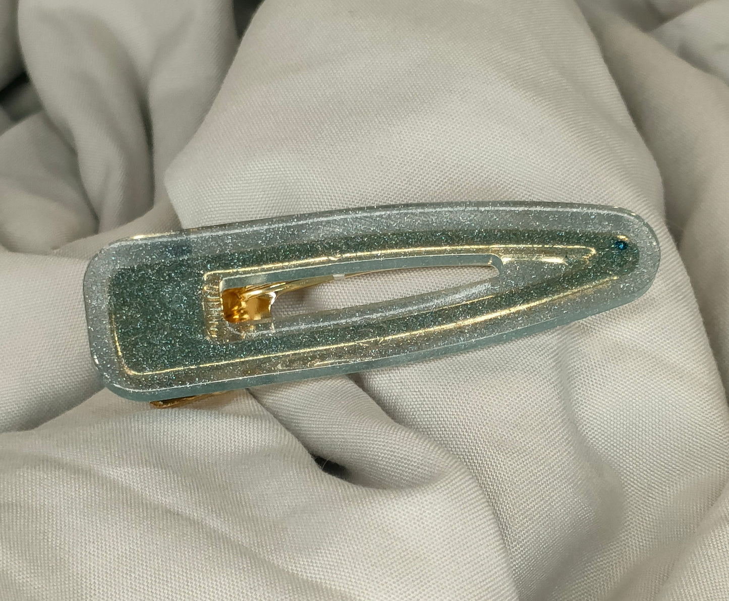 Barrette en résine unique style paillettes bleue et or - L'art à part