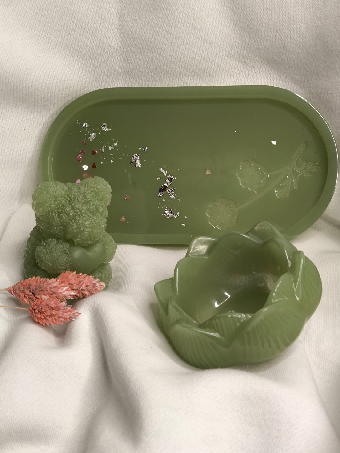 Ourson + nénuphar sur leurs support vert olive - L'art à part