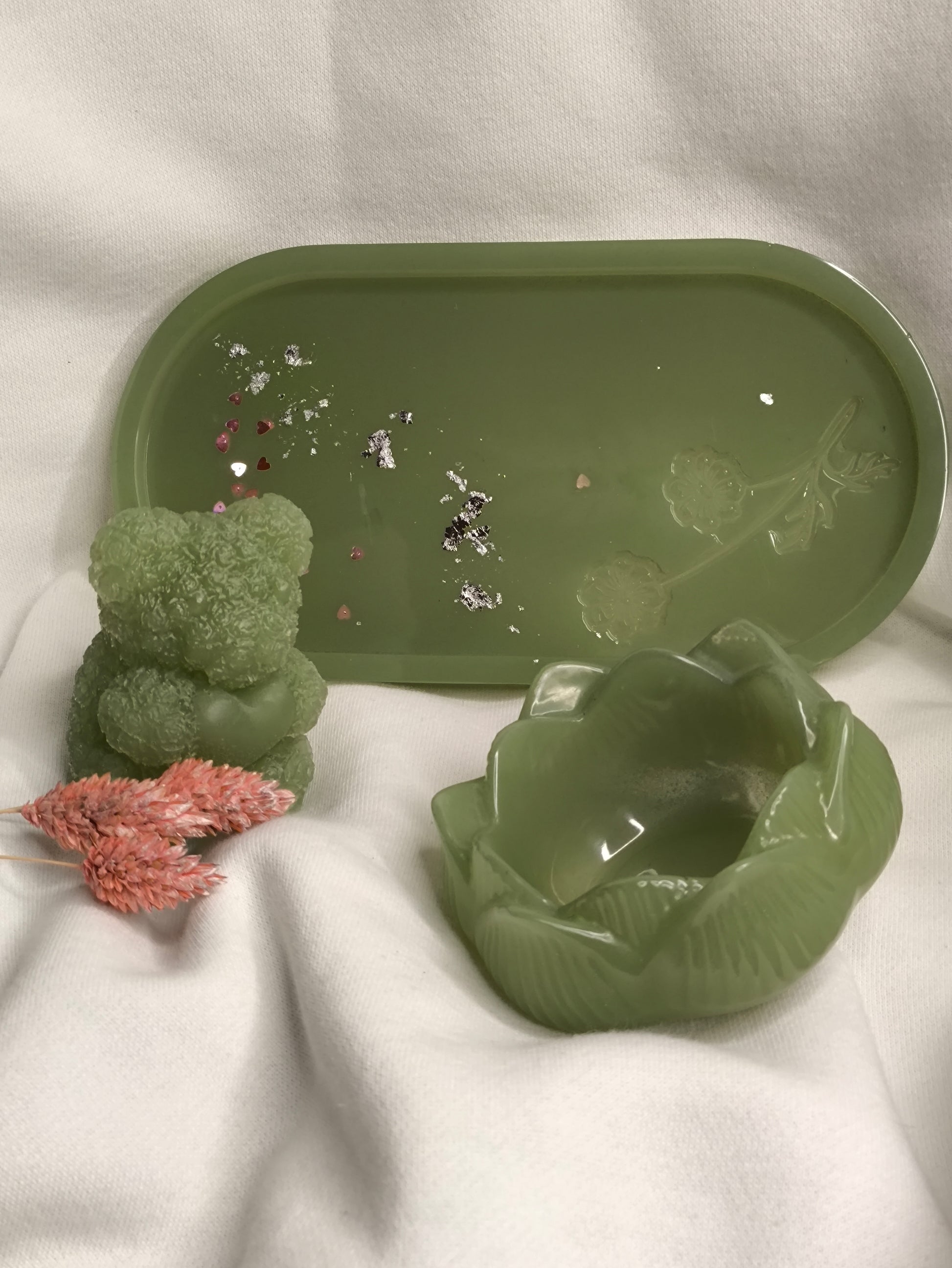 Ourson + nénuphar sur leurs support vert olive - L'art à part