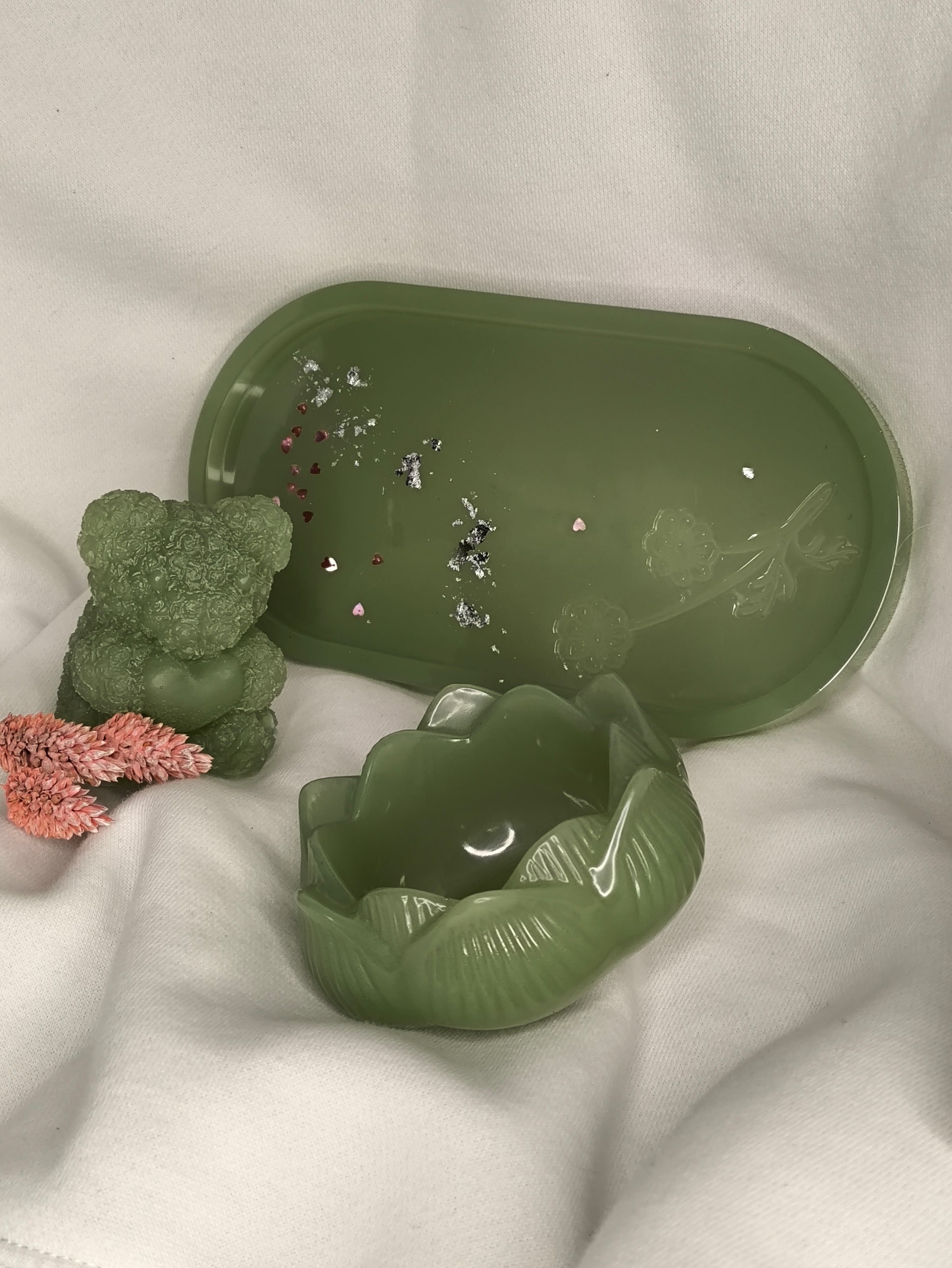 Ourson + nénuphar sur leurs support vert olive - L'art à part