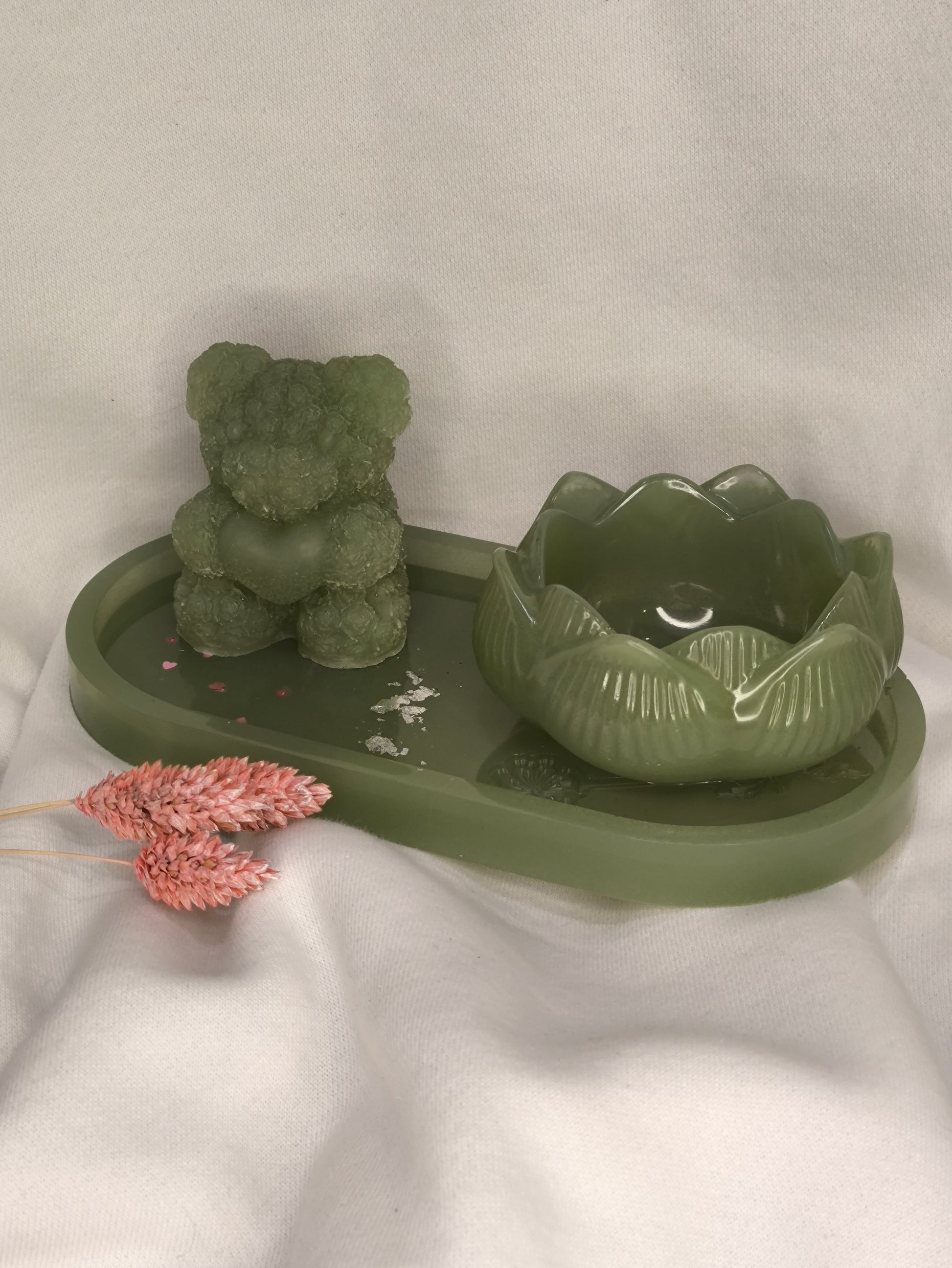 Ourson + nénuphar sur leurs support vert olive - L'art à part