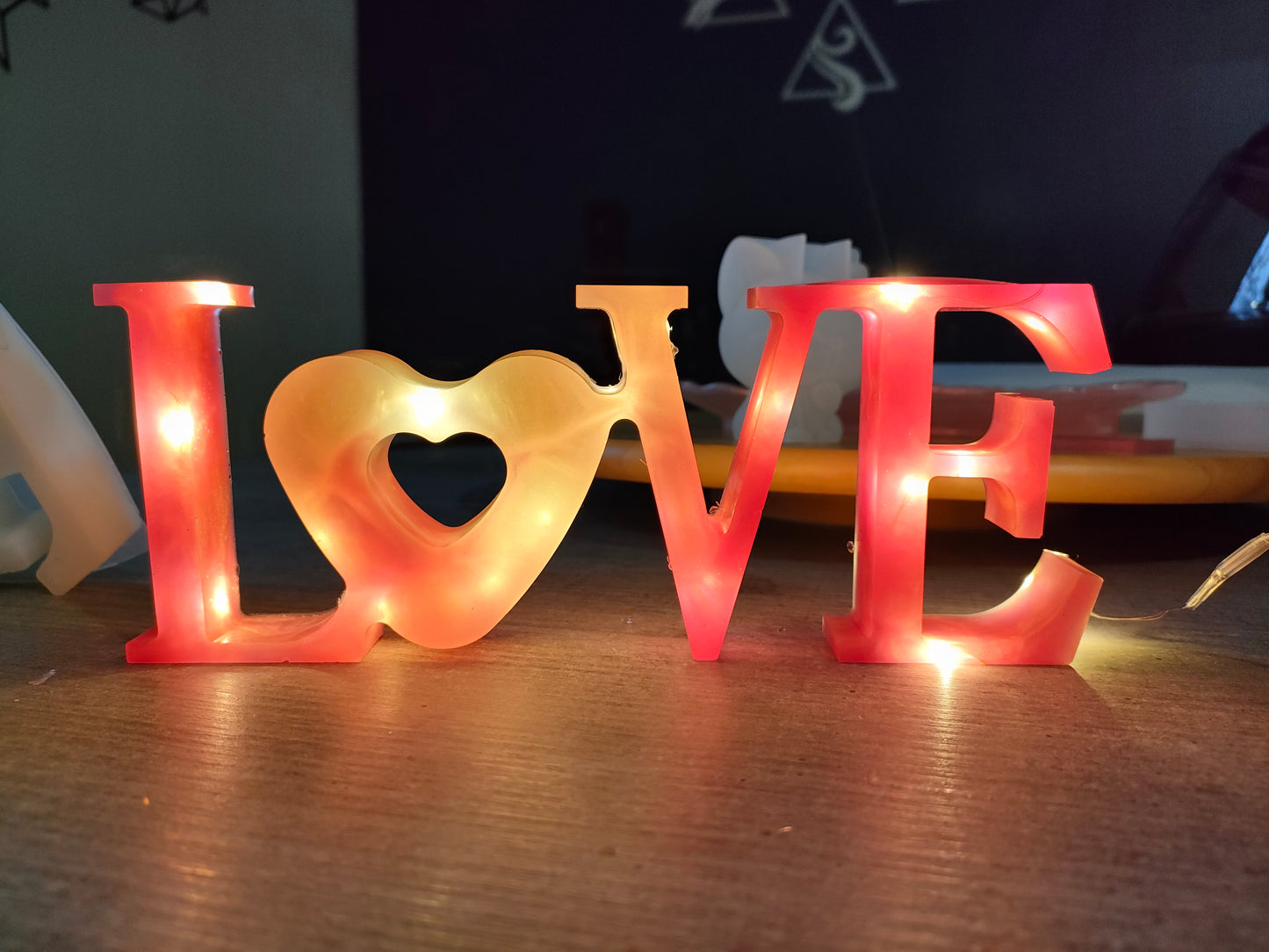 Lampe LOVE en résine unique rose nacré poudré - L'art à part