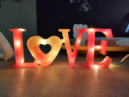 Lampe LOVE en résine unique rose nacré poudré - L'art à part