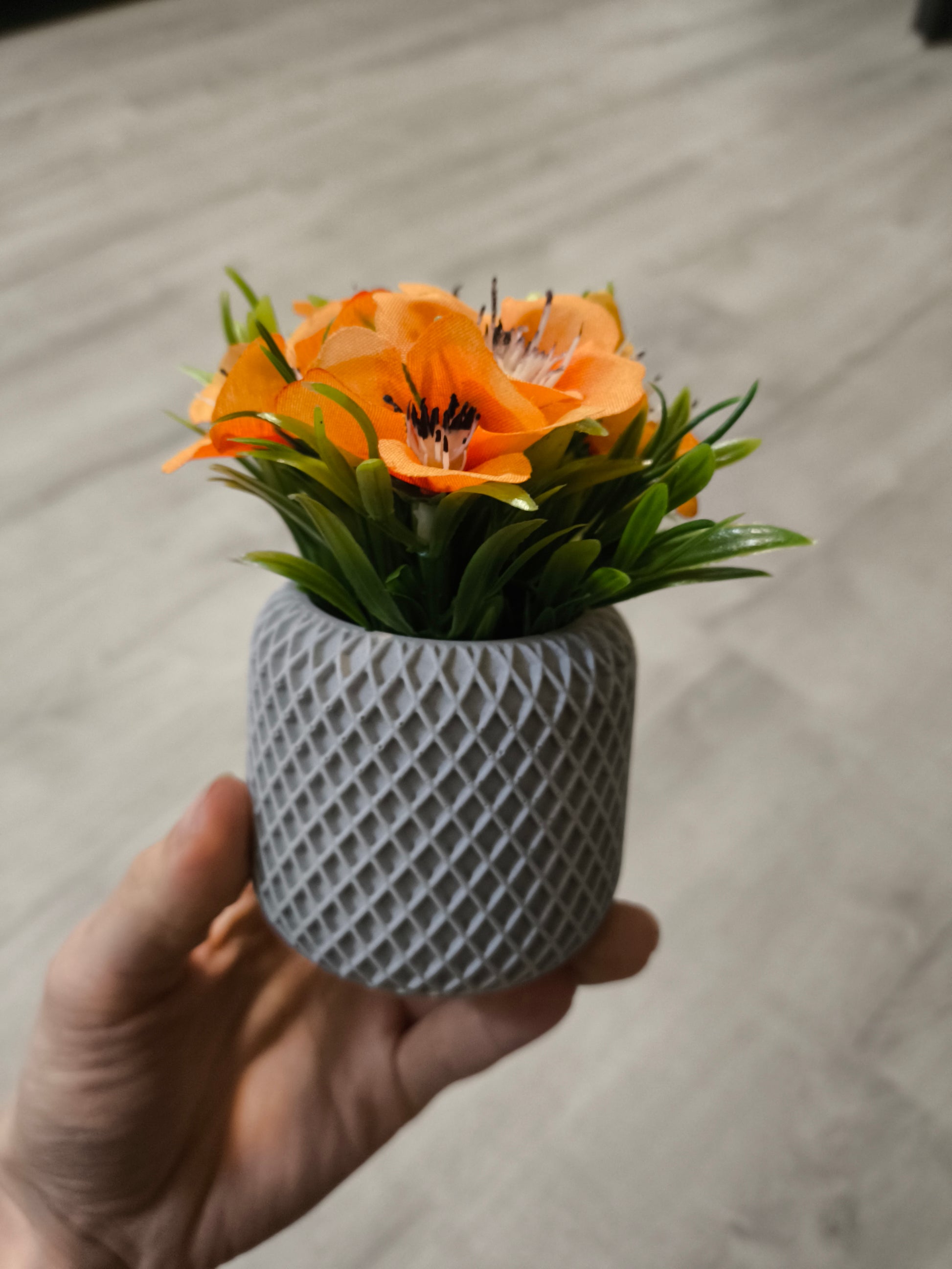 Pot en jesmonite avec sa Fleur offerte - L'art à part