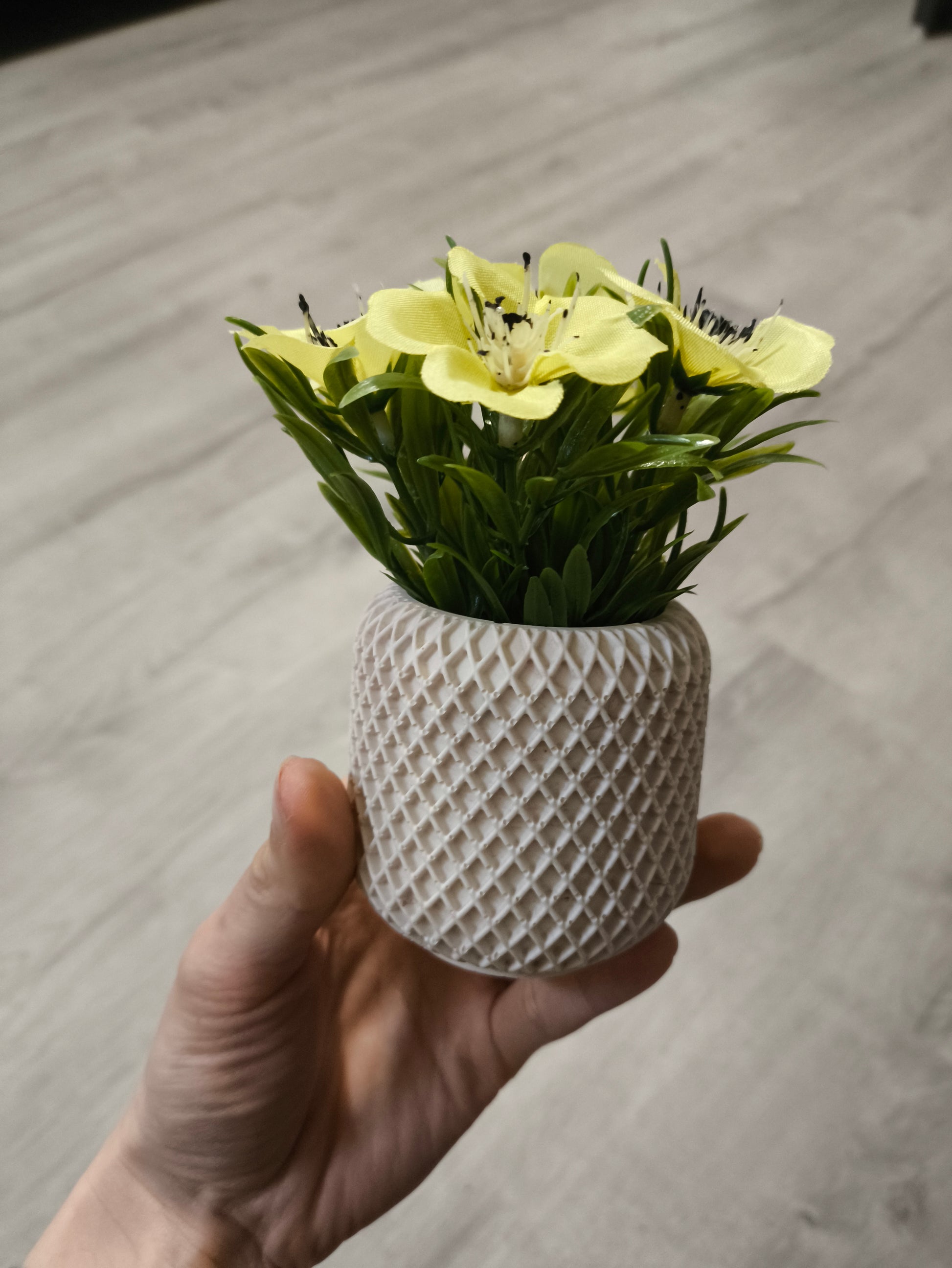 Pot en jesmonite avec sa Fleur offerte - L'art à part